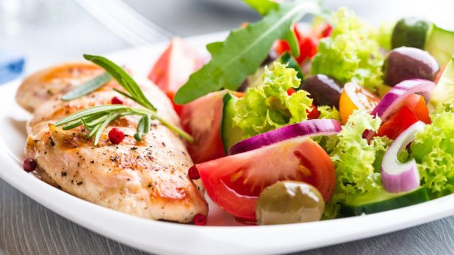 grønnsaksalat og fisk på proteindiett