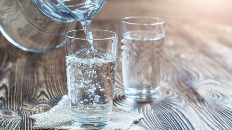 et glass vann til et drikkekur