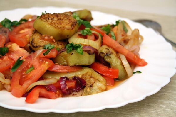 Maggi-dietten inkluderer en sunn salat av grønnsaker og kokt aubergine. 