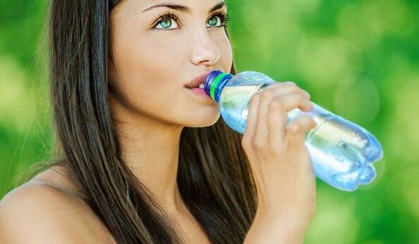 For effektivt å gå ned i vekt, må du drikke nok vann. 